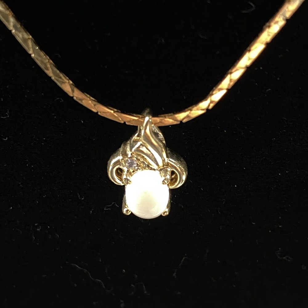 Gold Tone Pearl Pendant Necklace Womens‎ Gold White Omega Chain Classic Style